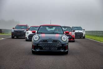 Historia de postal: la nueva Familia MINI John Cooper Works llegó a México con Charlie Cooper al volante.