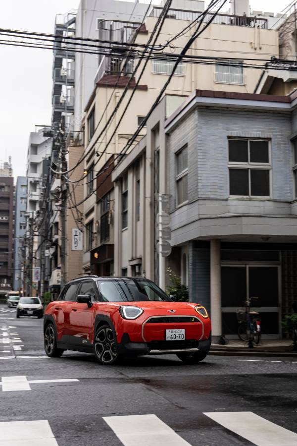 Historia de postal. MINI Aceman SE tu compañero electrizante en Tokio.