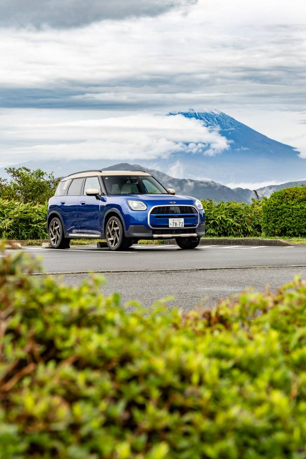 Historia de postal. MINI Countryman D en el Monte Fuji.