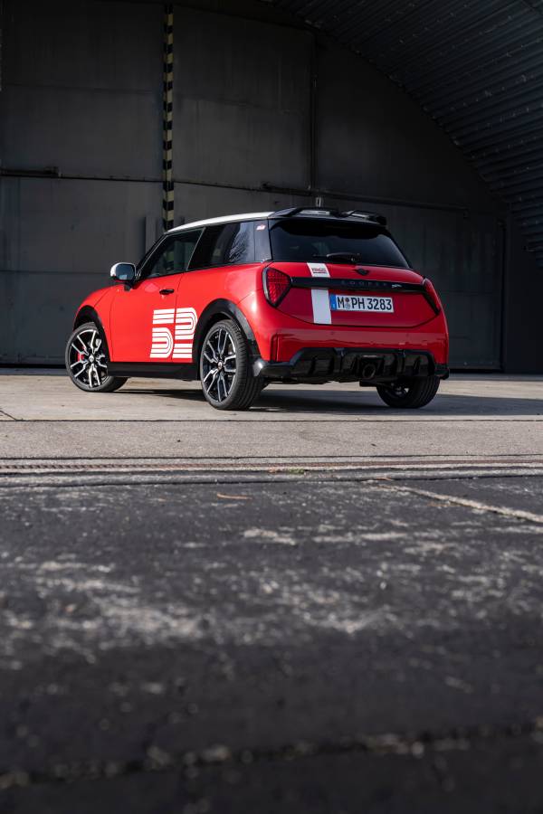 MINI 1965 Victory Edition listo para que los conductores mexicanos de MINI celebren la legendaria victoria de Mini en el Rally de Monte Carlo.