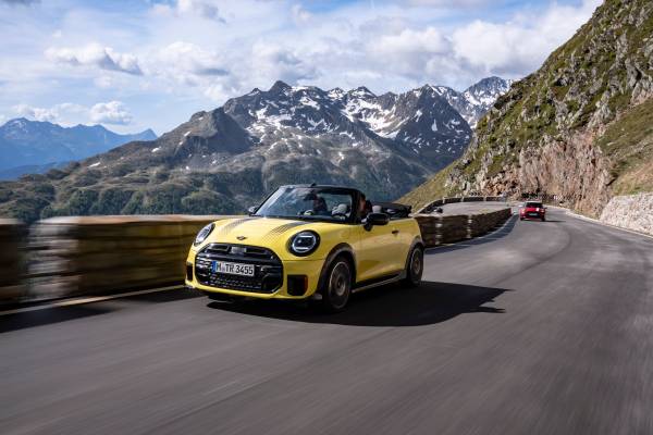 El MINI John Cooper Works Convertible: máximo desempeño a cielo abierto.