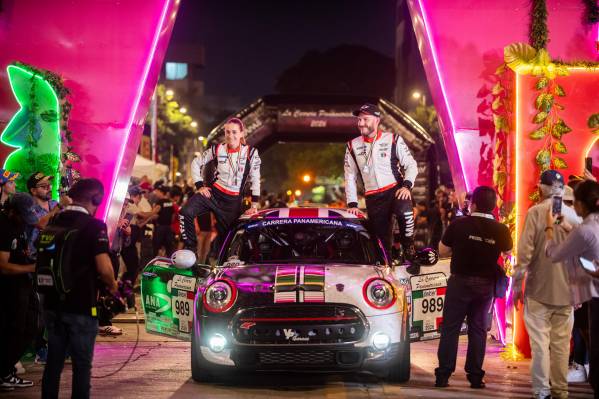 MINI llega a la meta de la Carrera Panamericana 2026 con éxito.